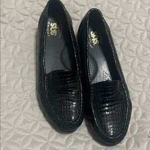 SAS Black patent Crocodile Pattern Loafers. Size 7M.